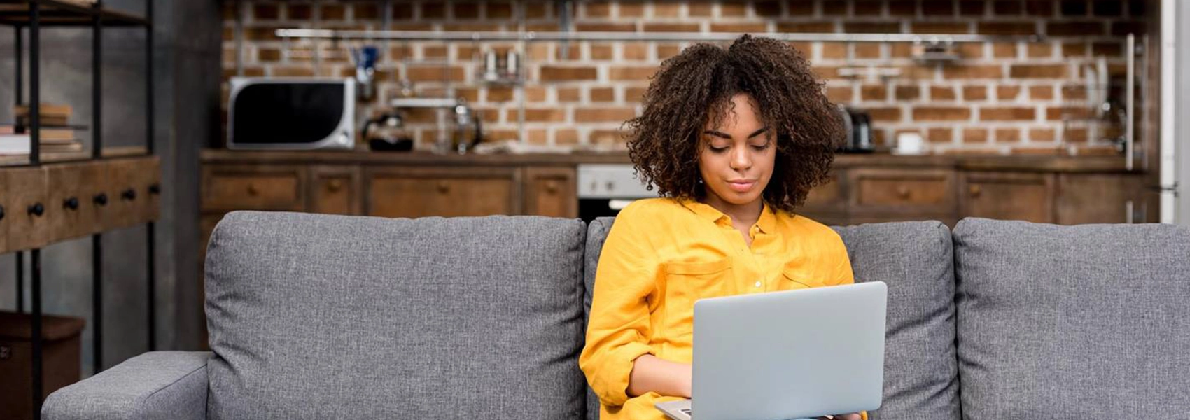 femme canap&eacute; pc internet